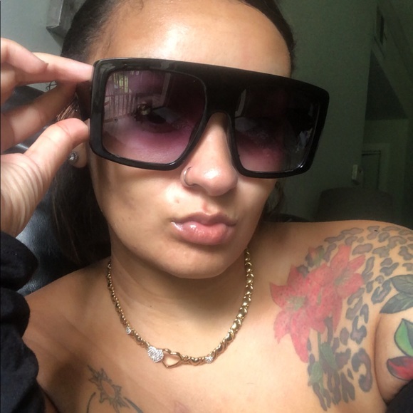 Oversized Shades - Picture 2 of 3